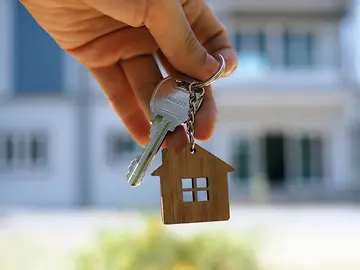 image of keys with wooden house keyring
