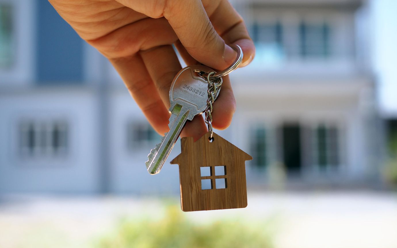 image of keys with wooden house keyring