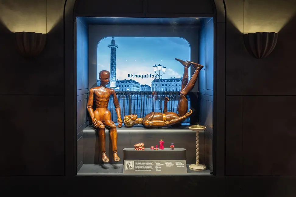 Museum display of mannequins 